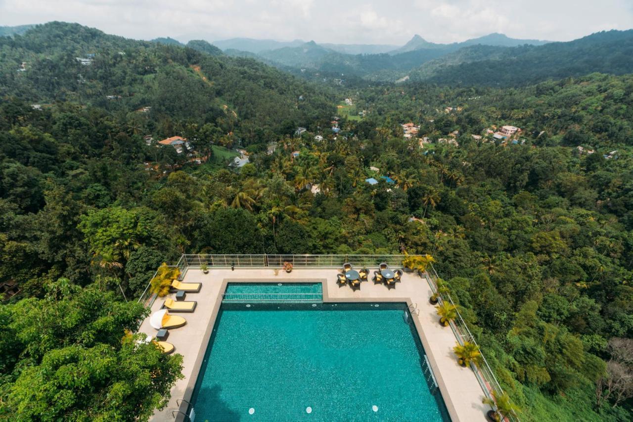 全景逍遥酒店 蒙纳 外观 照片 Aerial view of the swimming pool at the hotel
