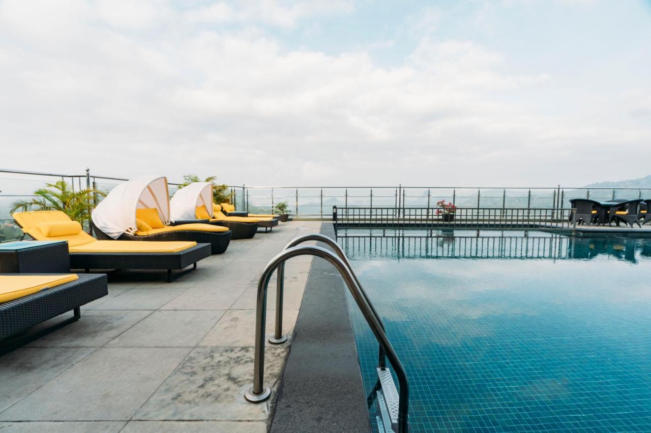 全景逍遥酒店 蒙纳 外观 照片 Rooftop pool at the hotel
