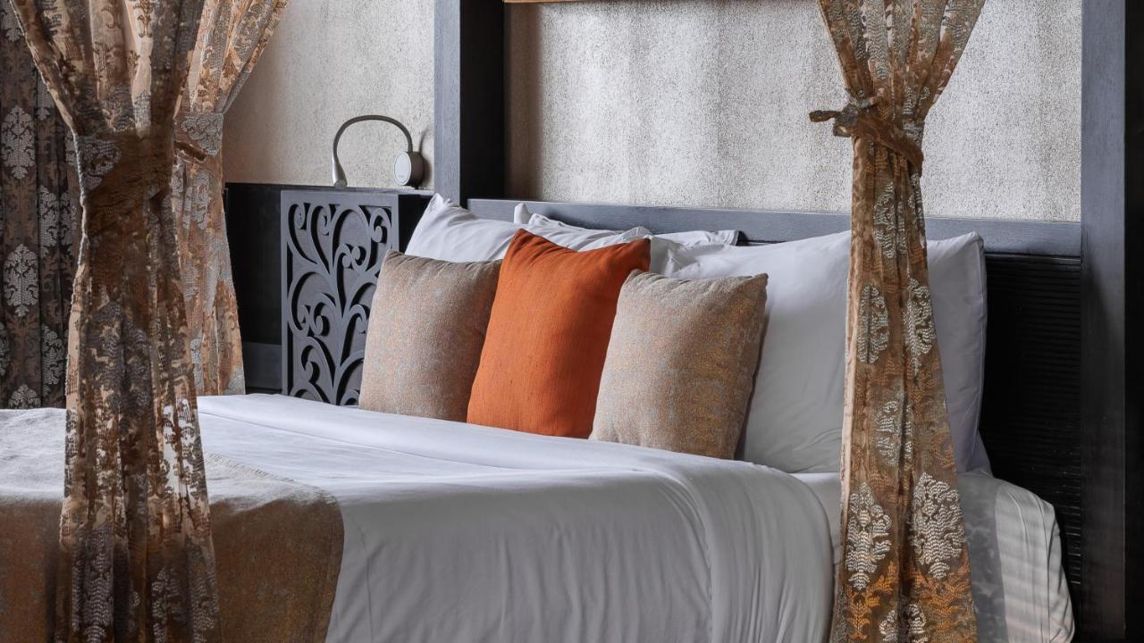 全景逍遥酒店 蒙纳 外观 照片 A bed with cushions