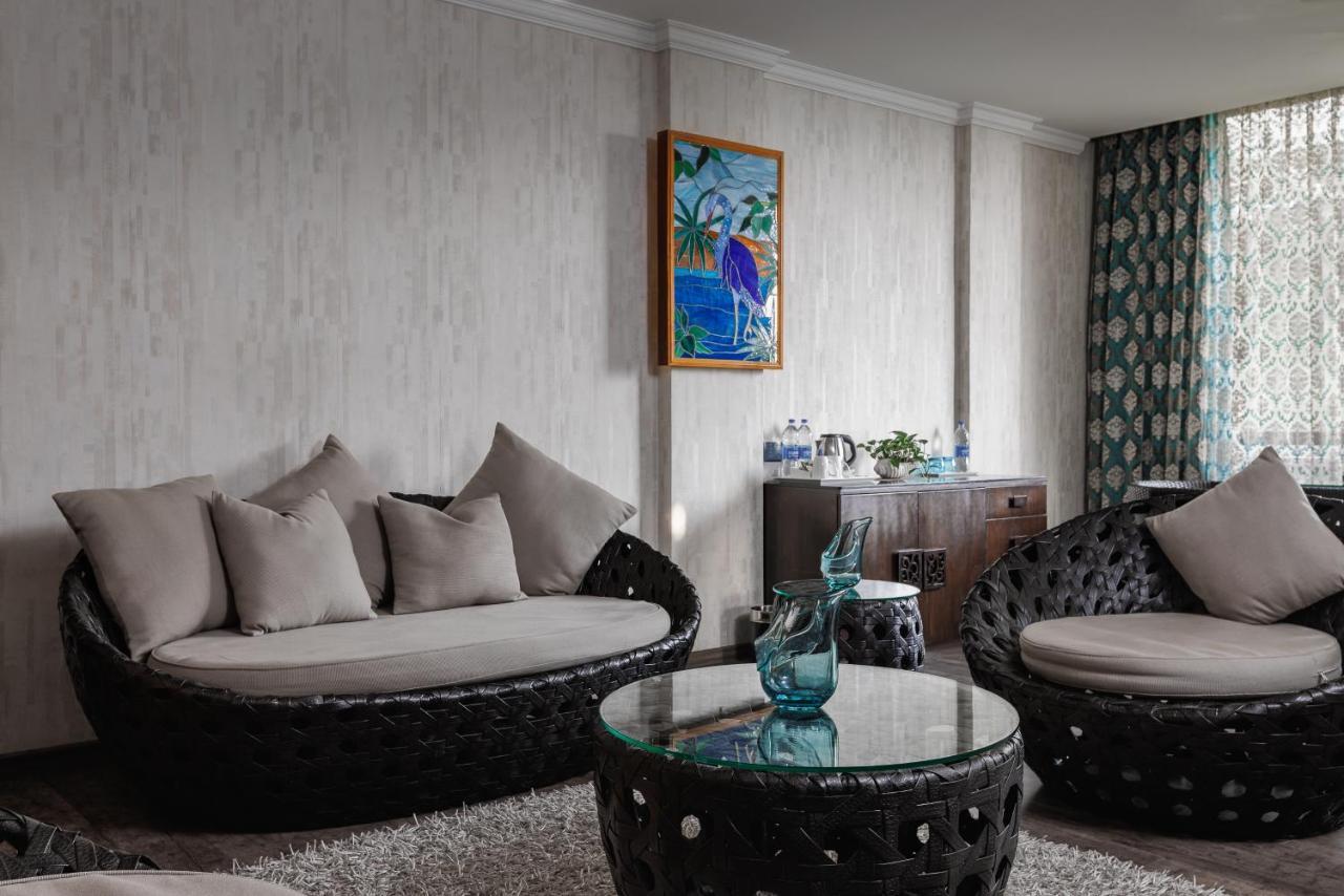 全景逍遥酒店 蒙纳 外观 照片 A living room with a sofa and a coffee table