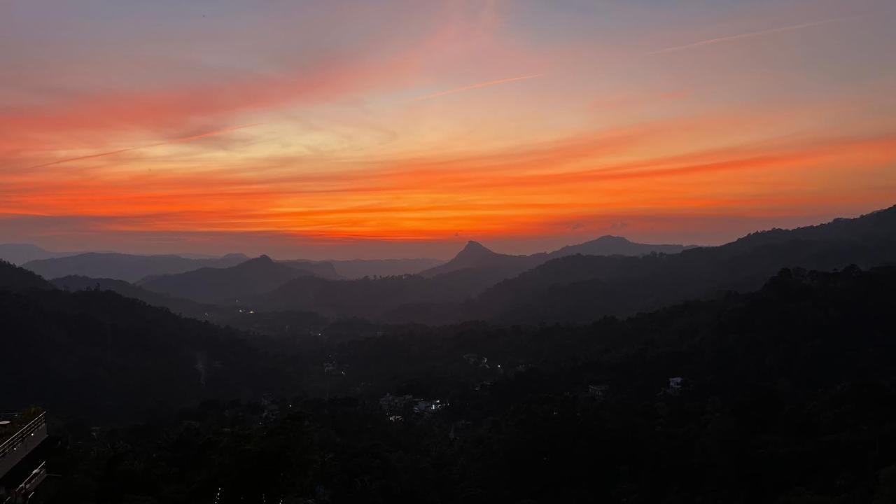全景逍遥酒店 蒙纳 外观 照片 Sunset over the Santa Monica Mountains