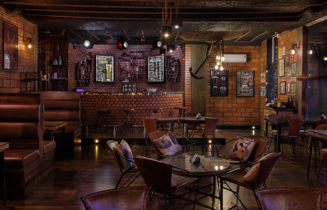 全景逍遥酒店 蒙纳 外观 照片 The interior of the bar