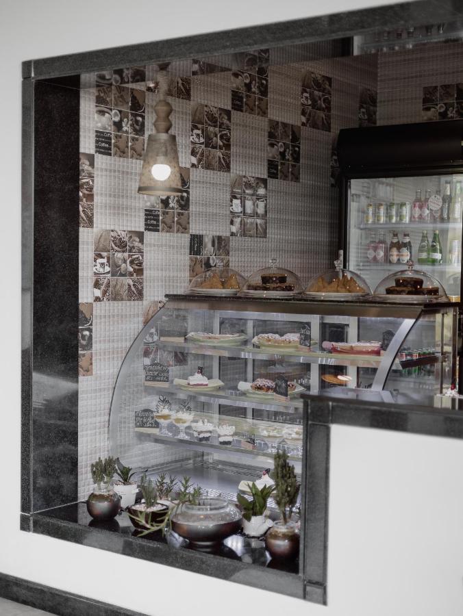 全景逍遥酒店 蒙纳 外观 照片 A pastry display case