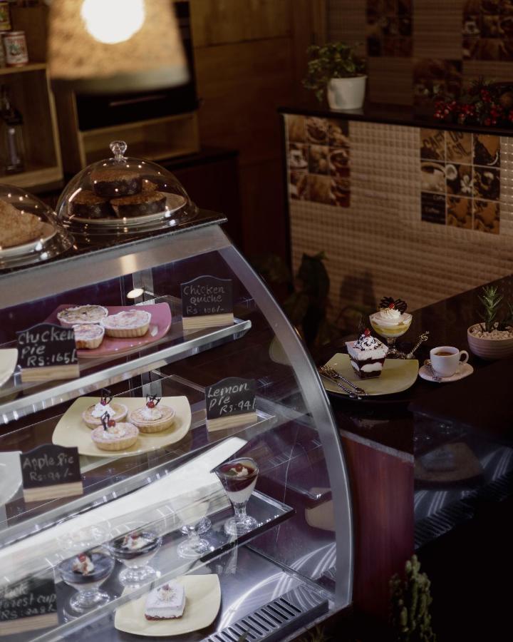 全景逍遥酒店 蒙纳 外观 照片 A pastry display case