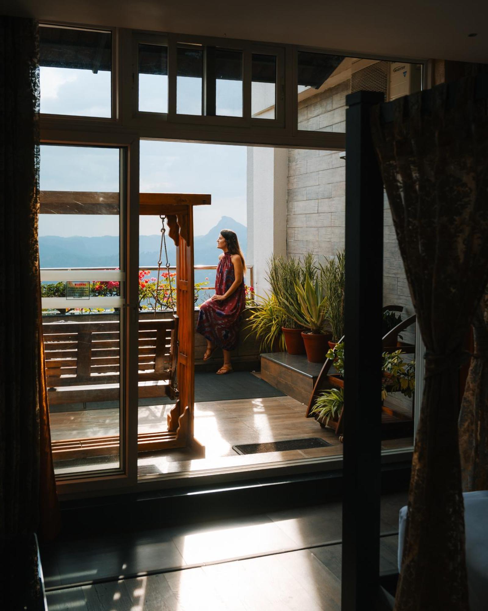 全景逍遥酒店 蒙纳 外观 照片 A woman on a balcony