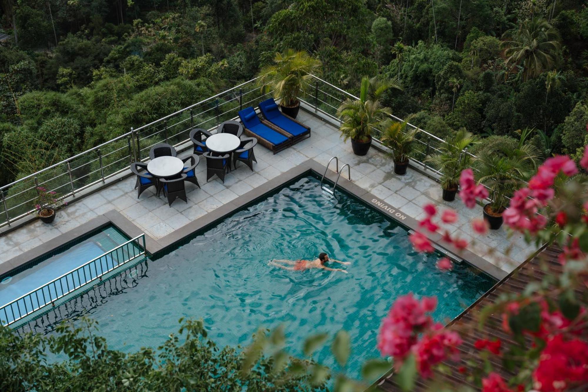 全景逍遥酒店 蒙纳 外观 照片 The swimming pool at the hotel
