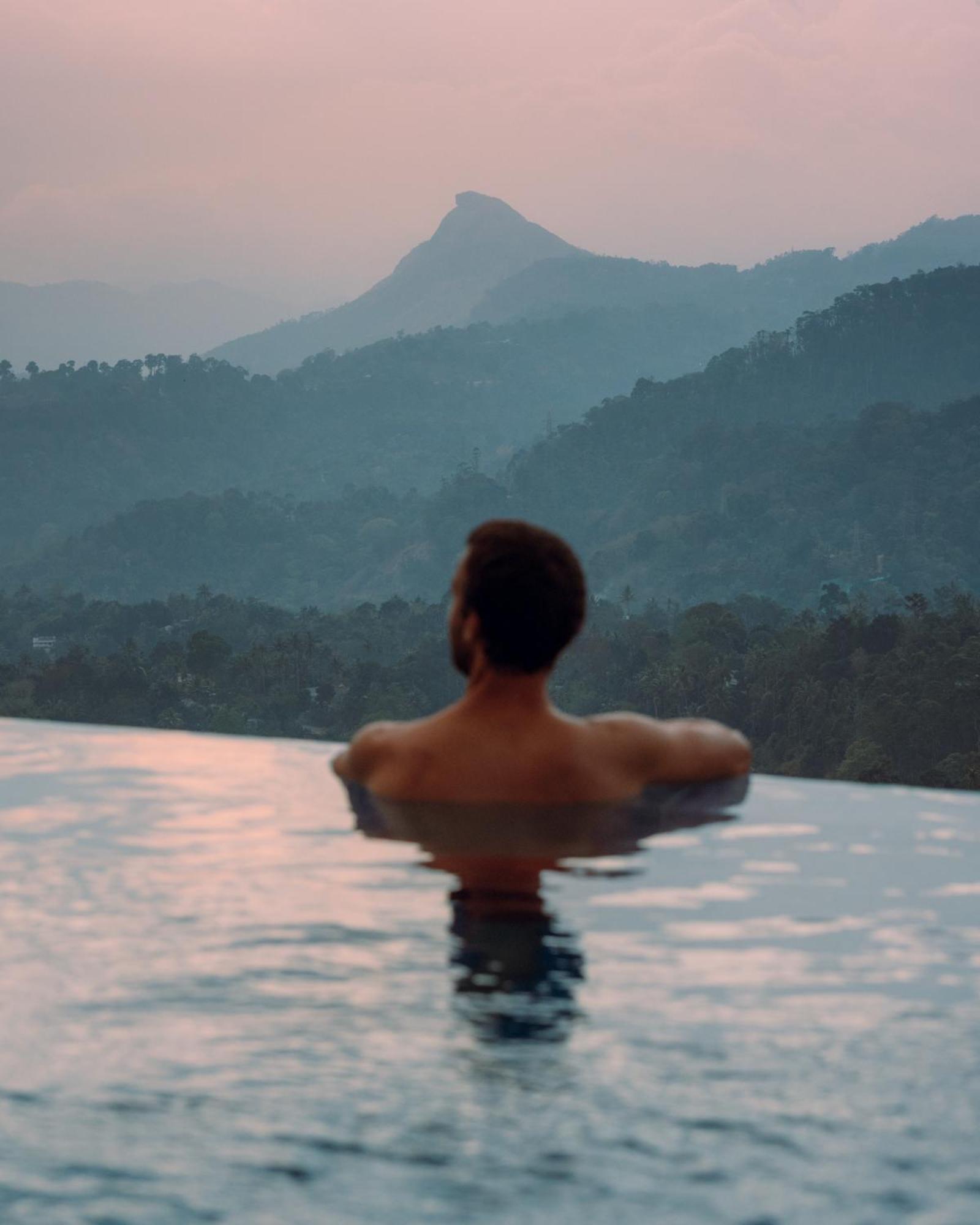 全景逍遥酒店 蒙纳 外观 照片 A man in a swimming pool
