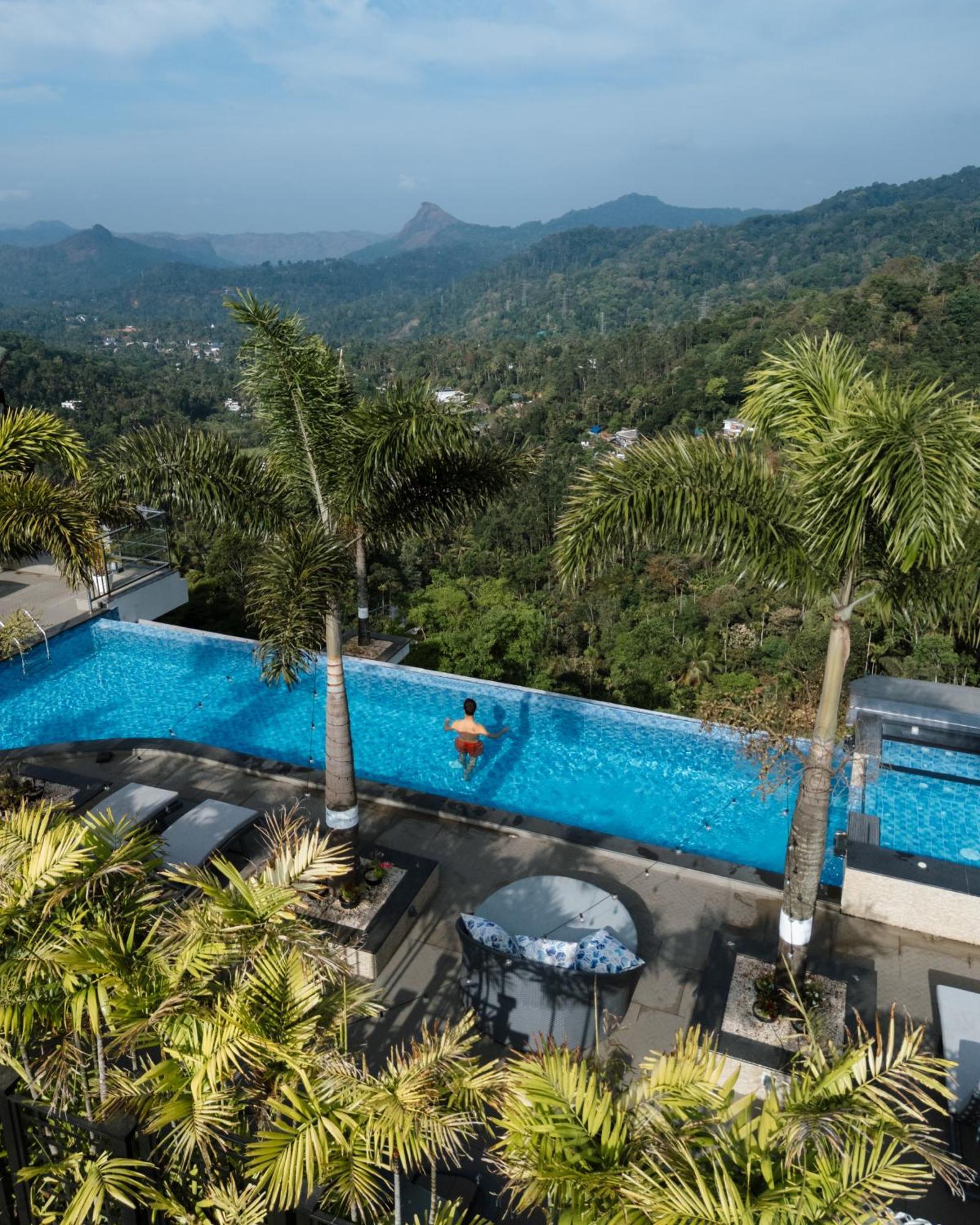 全景逍遥酒店 蒙纳 外观 照片 Infinity pool at the Le Méridien, Phuket Resort & Spa